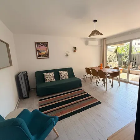 Grand T2 Avec Terrasse Et Parking 아파트 *
