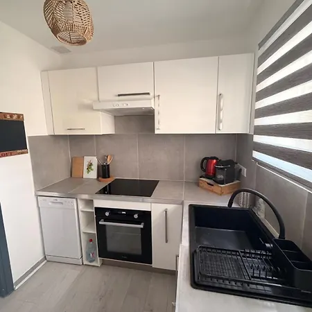Grand T2 Avec Terrasse Et Parking 아파트 *